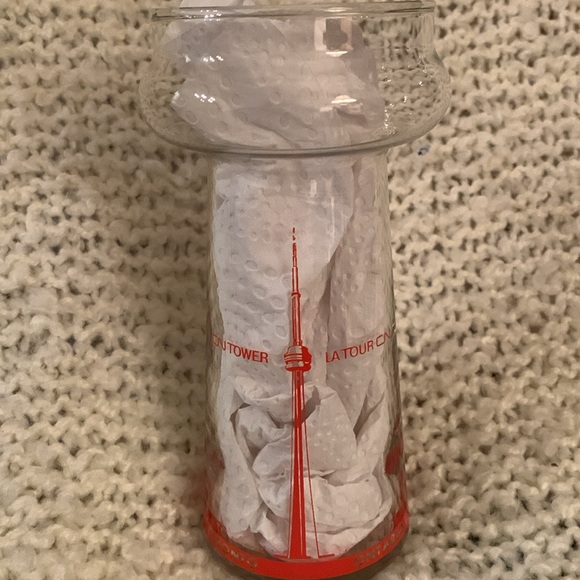 4 vintage CN Tower collector glasses, 6.5 inches high. - Picture 9 of 9